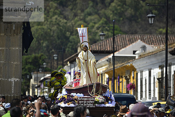 Prozession am Ostersonntag während der Karwoche  Antigua  Guatemala  Mittelamerika.