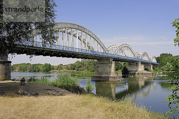 Europa  Frankreich  Centre-Val de la Loire  Loir-et-Cher ( 41 )  Loiretal  Muides-sur-Loire  Brücke  Die Loire