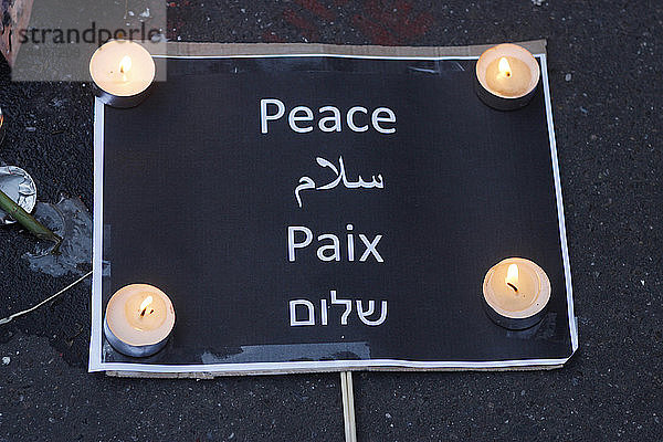 Frankreich  Paris  ein Schild und Kerzen mit der Aufschrift Frieden   die kurz nach dem Terroranschlag auf Charlie Hebdo niedergelegt wurden
