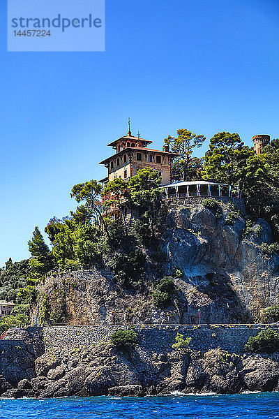 Portofino  Ligurien  Italien - 11. August 2018 - Blick auf ein luxuriöses Haus auf Höhe des Hafens