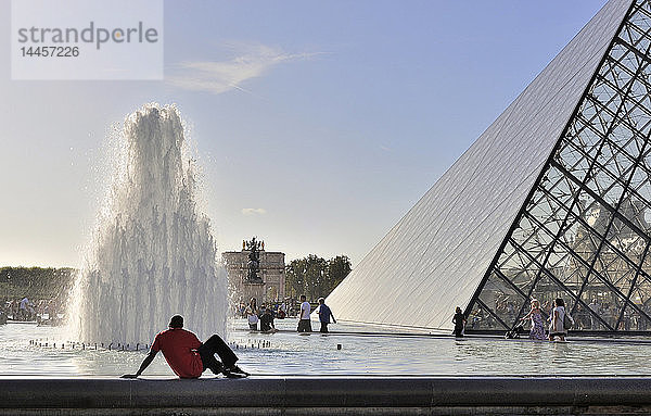 Frankreich  Paris  Louvre-Museum  Pyramide von Pei im Hof von Napoleon. Obligatorischer Kredit: Architecte Ieoh Ming Pei