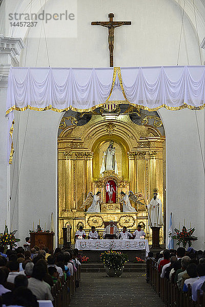 Messe am Ostersonntag in der Kirche La Merced   Guatemala  Mittelamerika.