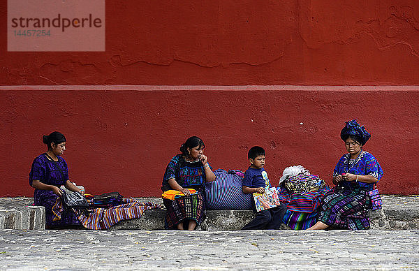 Frauen verkaufen Kunsthandwerk und traditionelle Textilien in Antigua  Guatemala  Mittelamerika.