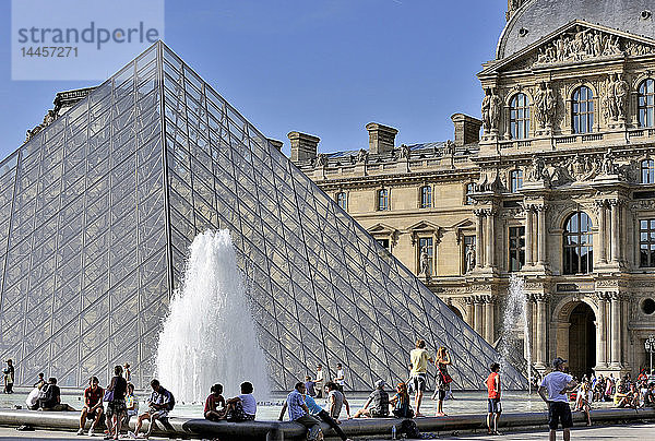 Frankreich  Paris  Louvre-Palast  Pyramide von Pei im Hof von Napoleon. Obligatorischer Kredit: Architecte Ieoh Ming Pei