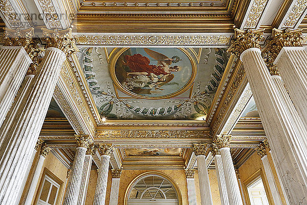 Paris 1. Arrondissement  Louvre-Museum. Säle mit Gemälden. Architektonisches Detail.