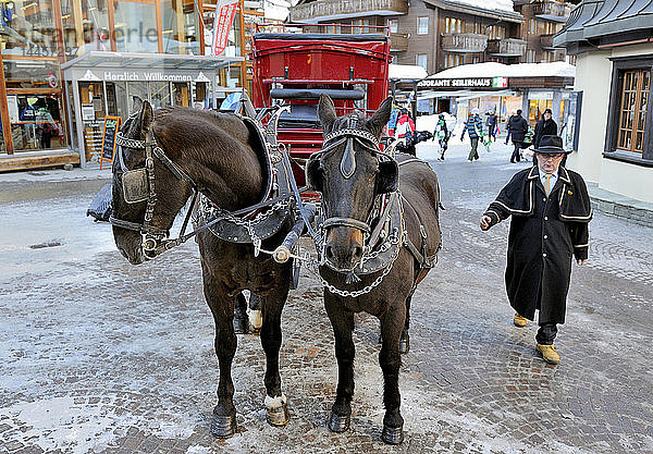 Schweiz  Kanton Wallis  Skigebiet Zermatt  Hotelwagen
