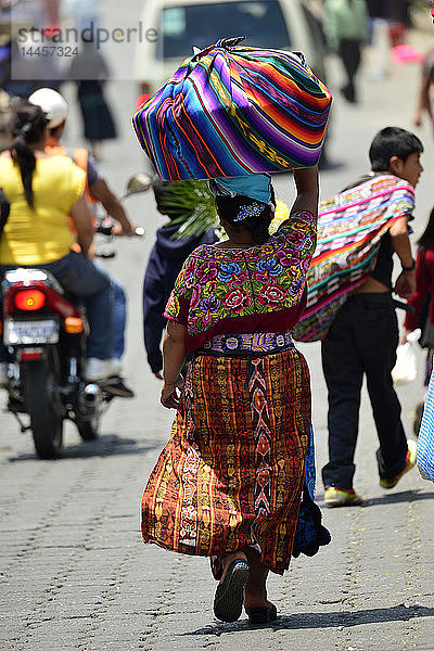 Maya-Frau mit einem Bündel auf dem Kopf auf dem Markt  Atitlan-See  Solola  Guatemala  Mittelamerika.