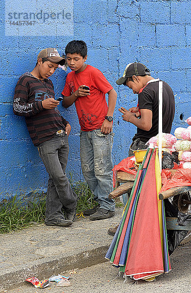 Jugendliche beim Telefonieren in Coban  Guatemala  Mittelamerika.