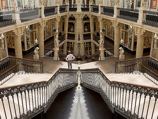 Digitale Fotocollage aus mehreren Aufnahmen in der Passage Pommeraye (Nantes-Frankreich).