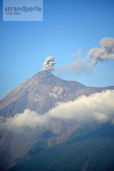 Ansicht des ausbrechenden Vulkans Fuego  Antigua  Guatemala  Mittelamerika.