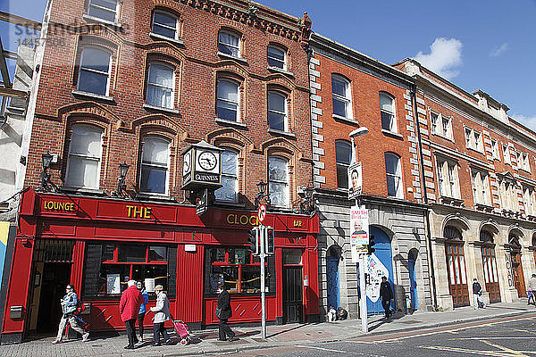 Irland  Dublin  Straßenszene  Bar  Menschen