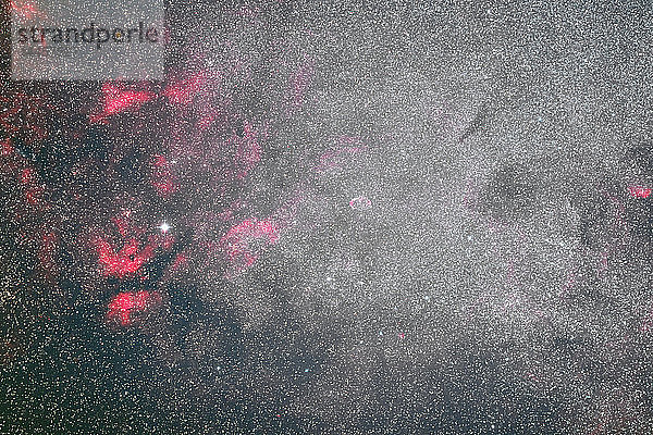 Bourgogne-Franche-Comte. Regionaler Naturpark des Morvan. Der Himmel im Morvan ist sehr gut vor Lichtverschmutzung geschützt. Er ist einer der besten Himmel Frankreichs. Eintauchen in das Herz der Milchstraße. Sternbild des Schwans. Riesige Stern- und Nebelfelder.
