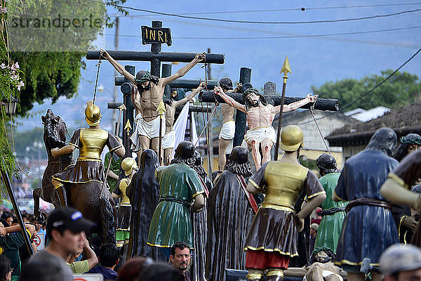 Skulptur der Kreuzigung während der Karwoche  Antigua  Guatemala  Mittelamerika.