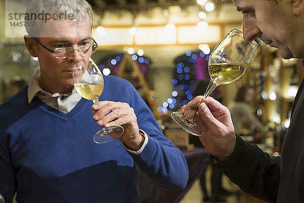 Kunde verkostet ein Glas Weißwein  ''Aux caves de la Cote d'Or''  Weinhandlung in Melun  Seine et Marne  Frankreich''