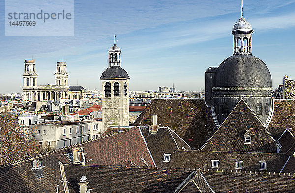 Frankreich. Paris  6. Bezirk. Der Glockenturm und die Kuppel der Kirche Saint Joseph des Carmes ( 1625 ). Im Hintergrund: die Kirche Saint Sulpice