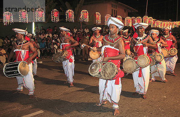 Sri Lanka; Colombo  Navam Perahera  Festival  Musiker  Trommler '