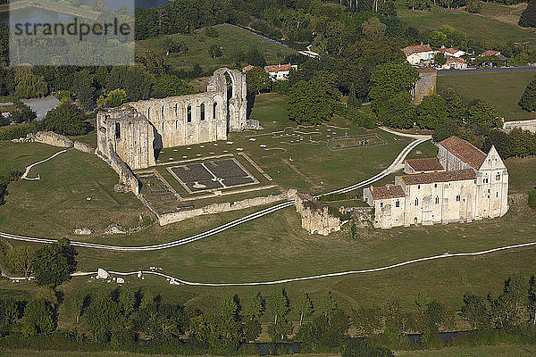Frankreich Vendee Maillezais  Abbaye Saint-Pierre de Maillezais (Luftaufnahme) /