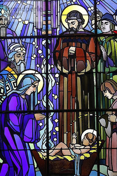 Geburt Christi. Weihnachtskrippe. Sankt-Joseph-Kirche. Die Geburt Christi. Glasfenster von Raphael Lardeur. Chedde. Frankreich.