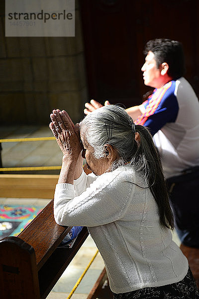 Menschen beten in der Kirche von Coban  Guatemala  Mittelamerika.