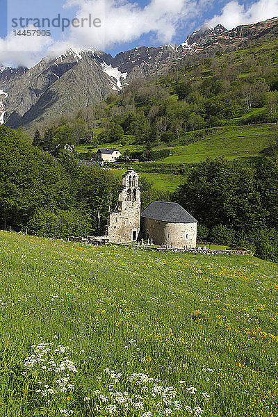 Frankreich  Okzitanien  Departement Hautes Pyrenees (65)  Aragnouiet (Gebiet Saint Lary Soulan) Kapelle Notre Dame de l'assomption  unesco Weltkulturerbe