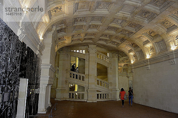 Europa  Frankreich  Centre-Val de la Loire  Loir-et-Cher ( 41 )  Loire-Tal  Weltkulturerbe der UNESCO  Nationale Domäne des Schlosses von Chambord  Schloss  Treppe mit doppelten Umdrehungen  Galerie