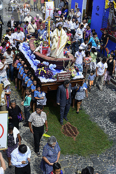 Prozession am Ostersonntag während der Karwoche  Antigua  Guatemala  Mittelamerika.