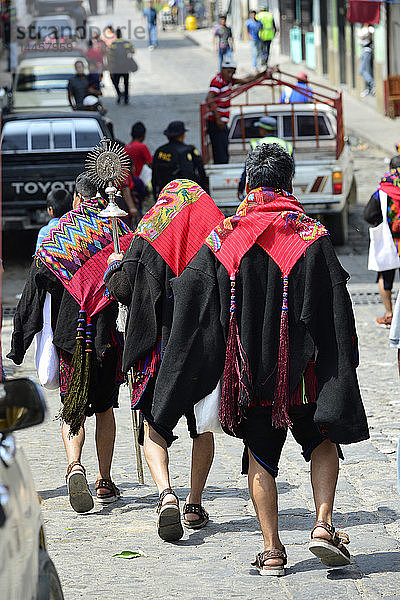 Cofriada-Männer gehen in einer Straße in Chichicastenango  Guatemala  Mittelamerika.