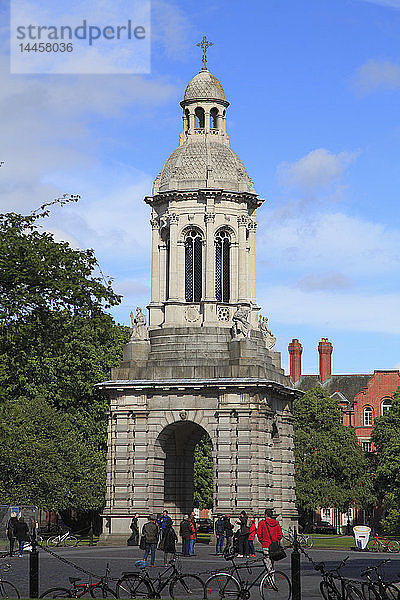 Irland  Dublin  Trinity College  Campanile  Menschen