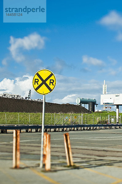 Schild am Bahnübergang