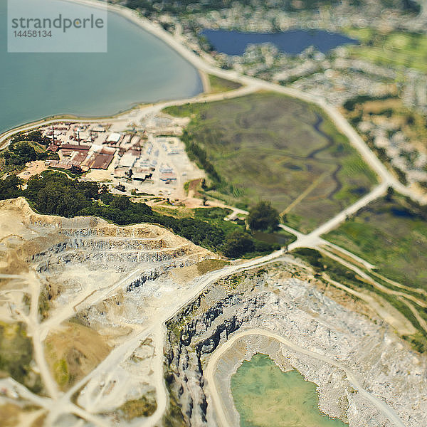 Luftaufnahme einer Tagebaugrube