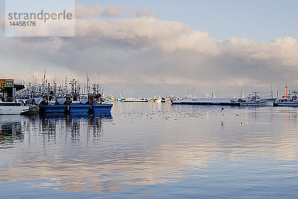 Fischereihafen in der Abenddämmerung