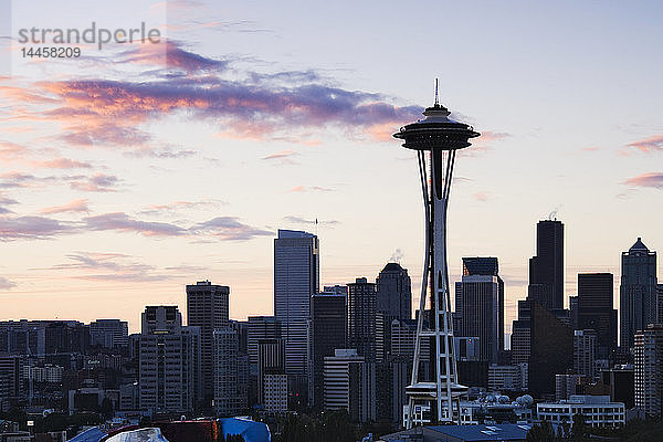 Die Skyline von Seattle in der Abenddämmerung