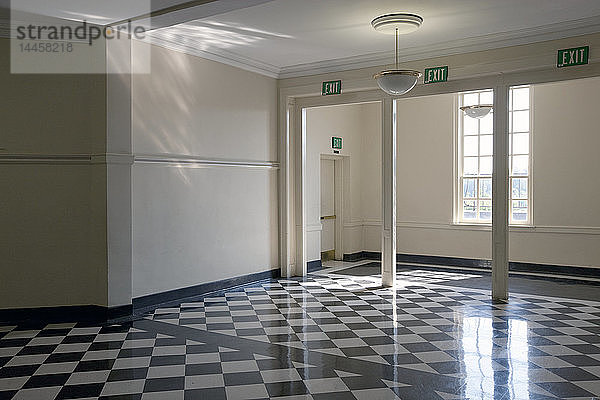 Glänzend karierter Fußboden einer Schule
