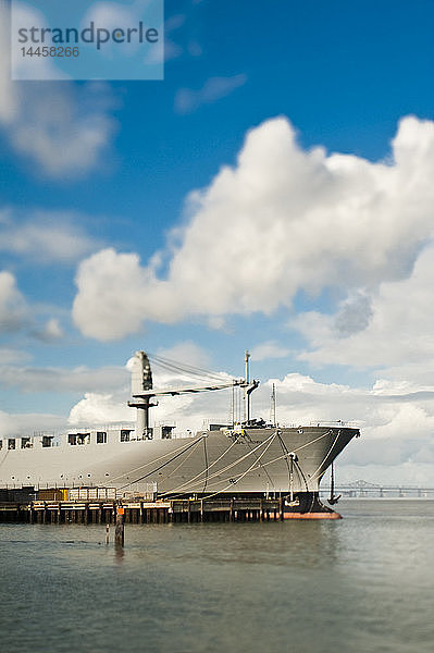 Schiff und Ladedock in einem Seehafen