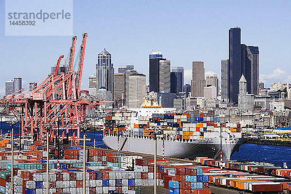 Handelsdock mit Stadt im Hintergrund  Seattle  Washington  Vereinigte Staaten