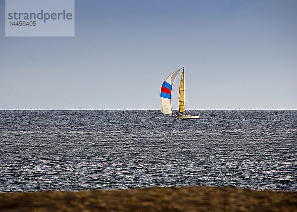 Segelboot auf dem Ozean