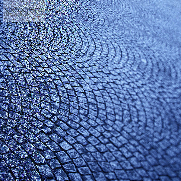 Quadratische Pflastersteine auf der Pariser Straße