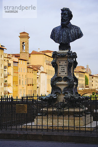 Abgezäunte Monumentalstatue