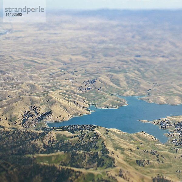 Luftaufnahme eines Sees in ländlicher Umgebung