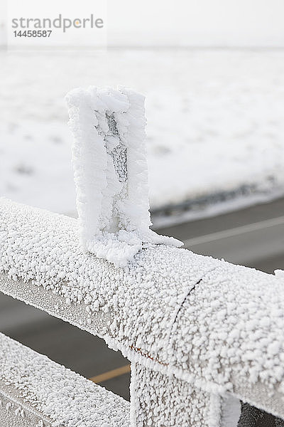 Schnee auf Brückengeländer