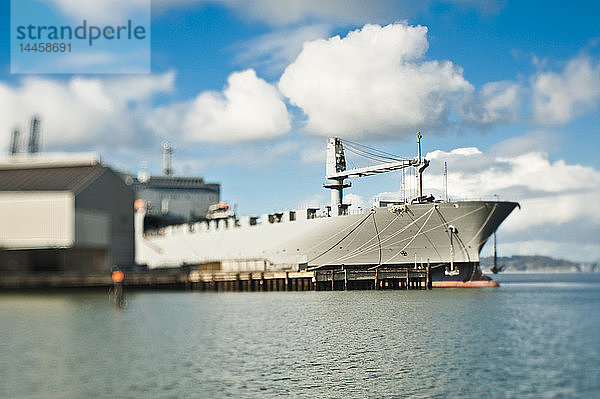 Schiff und Ladedock in einem Seehafen