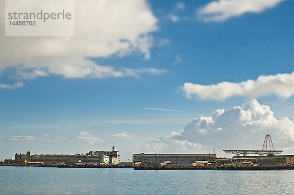 Ladedocks in einem Seehafen