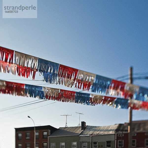 Rotes  weißes und blaues Banner gegen blauen Himmel