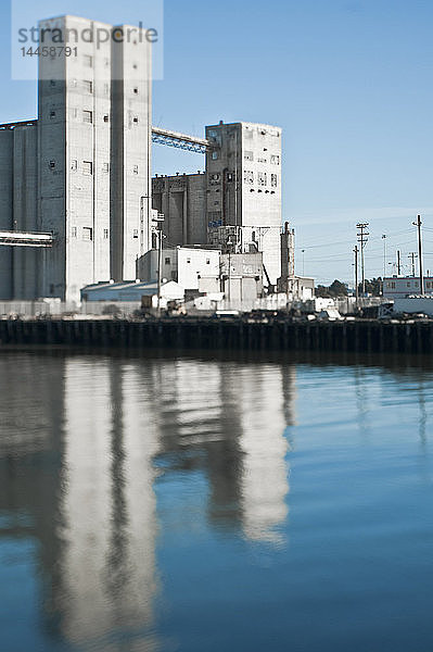 Getreide-Transferanlage in einem Seehafen