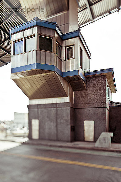 Abgedeckter städtischer Wachturm