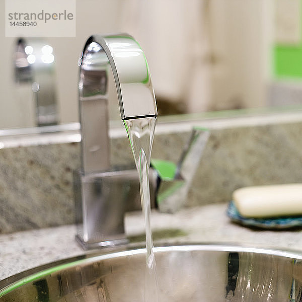 Laufender Wasserhahn im Badezimmer