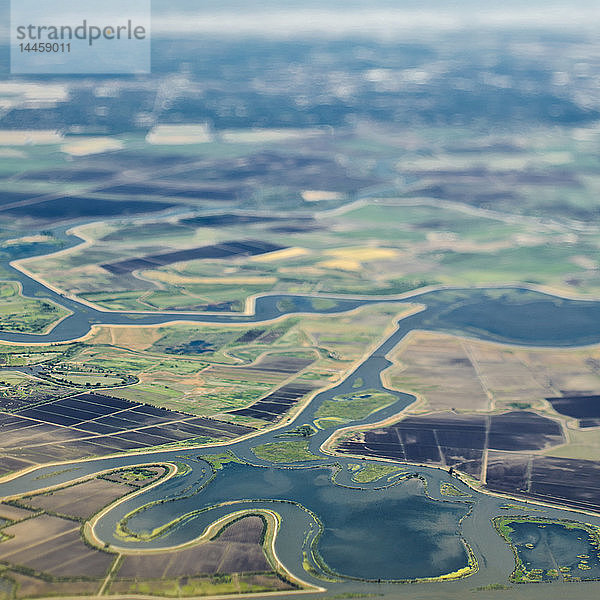 Luftaufnahme eines Flusses  der durch Ackerland fließt