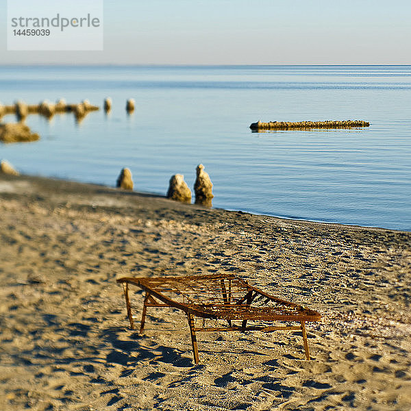 Rostiges Bett am Strand