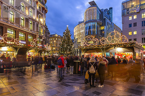 Blick auf den Weihnachtsmarkt am Stephanplatz in der Abenddämmerung  Wien  Österreich