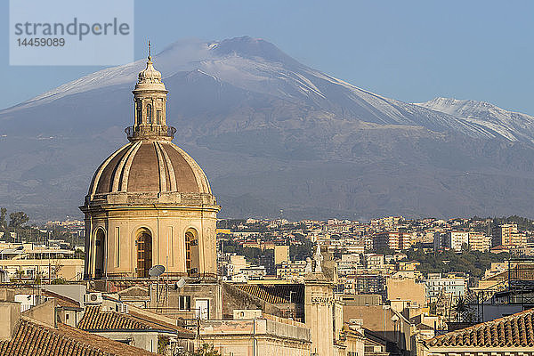 Die Kuppel der Kirche Saint Michael und der Ätna im Hintergrund  Catania  Sizilien  Italien